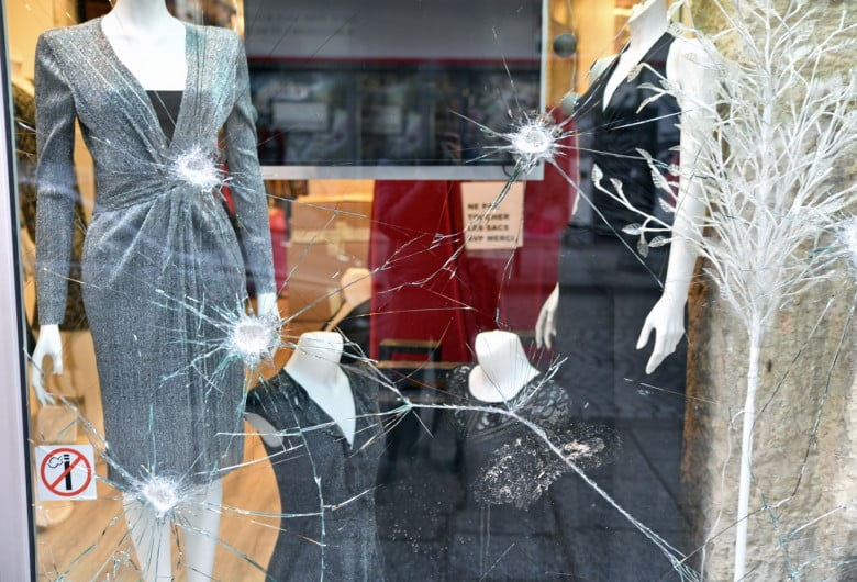 film sécurité sur vitrine de boutique de vêtements