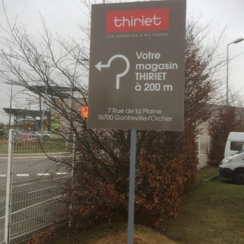 panneaux signalétique Thiriet proche de Rouen