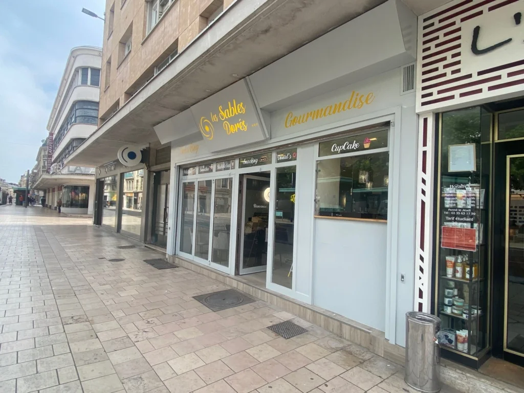 enseigne led les sables dorés