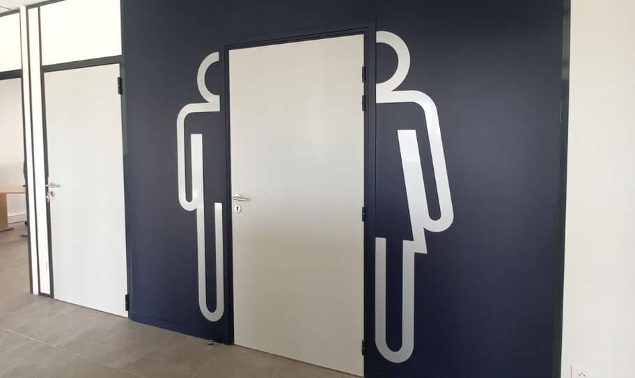 signalétique directionnelle - adhésif au mur pour signaler les toilettes