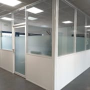 Film dépoli pour bureaux : améliorez la confidentialité de vos espaces tout en conservant la lumière naturelle
