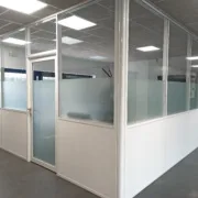 Film dépoli pour bureaux : améliorez la confidentialité de vos espaces tout en conservant la lumière naturelle